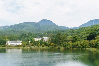 長野県のタイニーガーデン蓼科の目の前にある蓼科湖