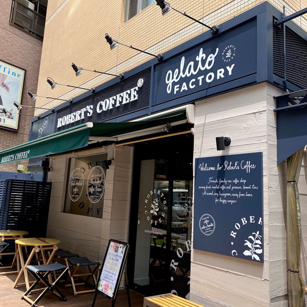 ロバーツコーヒーの東京麻布十番店。店内外の様子、フィンランドの店とそっくり。