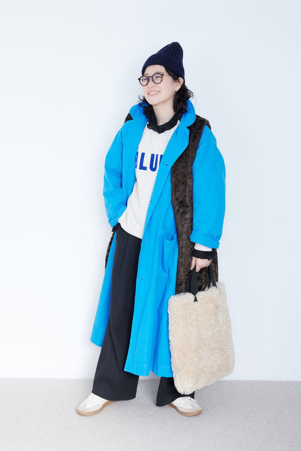 ヘアメイク 高松由佳さんの私服ファッションスナップ。ブルーのコートにブラウンのジレを重ねてメンズライクな冬コーデ