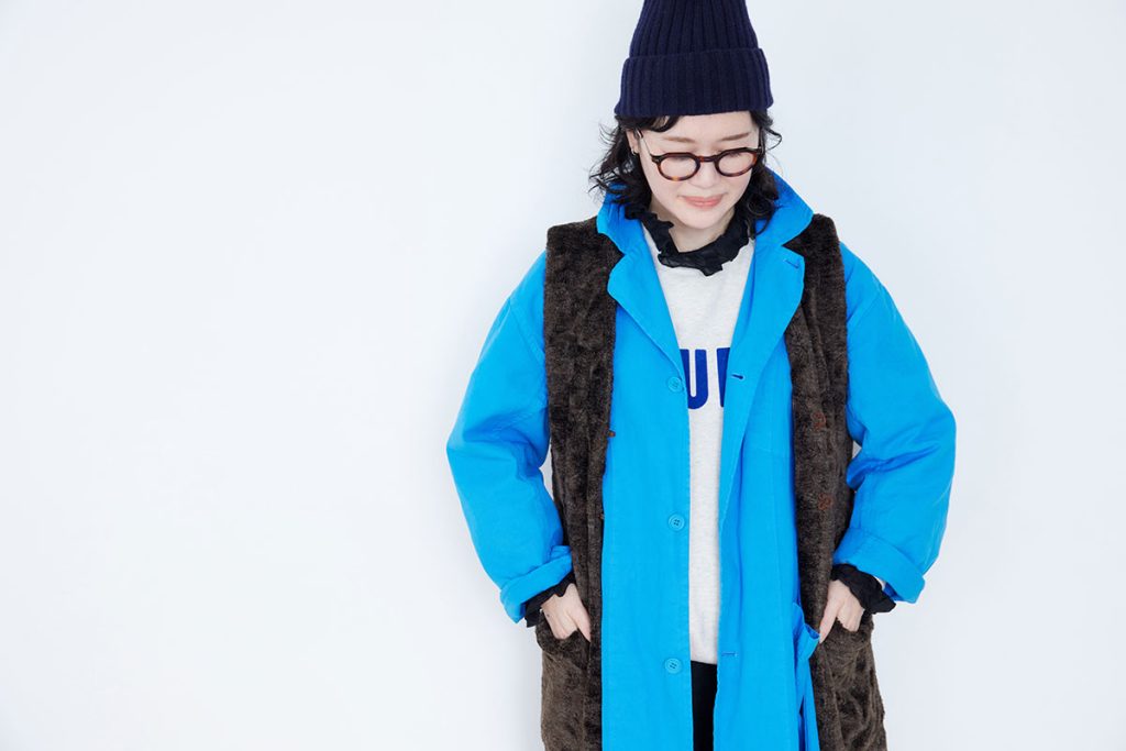 ヘアメイク 高松由佳さんの私服ファッションスナップ。ブルーのコートにブラウンのジレを重ねてメンズライクな冬コーデ