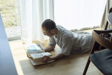 土屋邸の木の床で読書