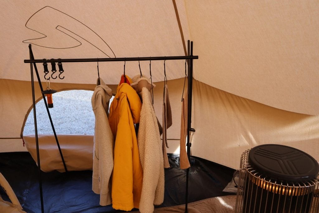 折りたたみのハンガーラックをテント内に設置し、タオルを乾かしているところ