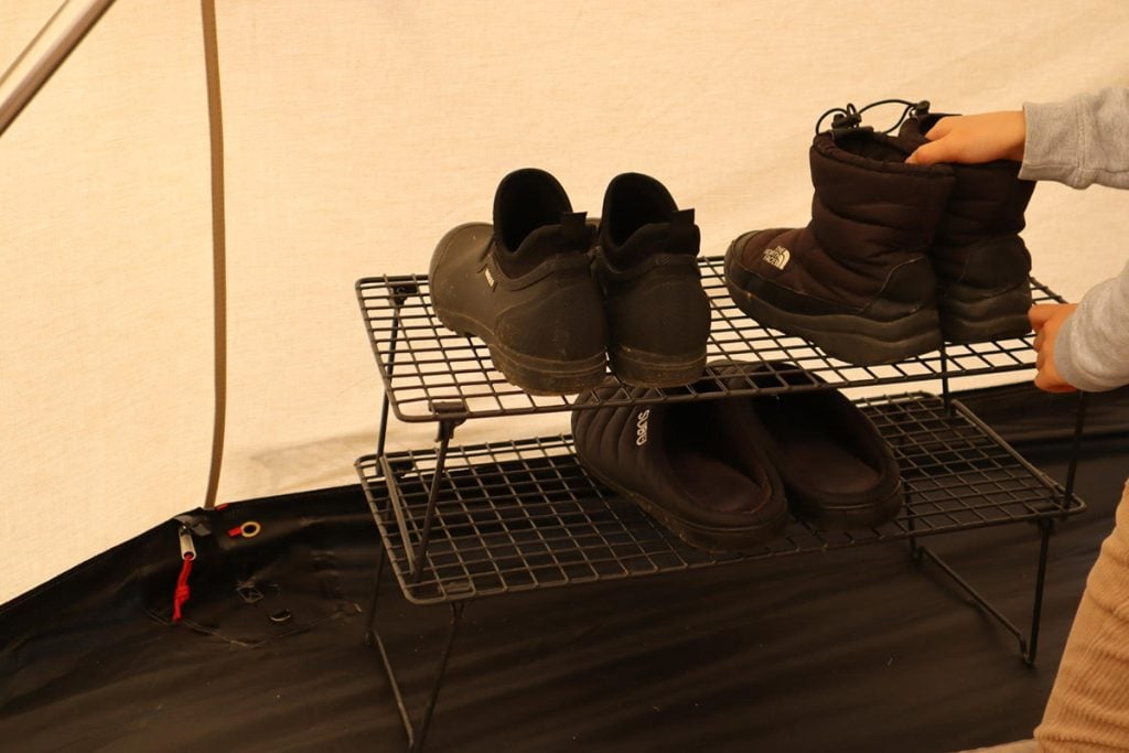 テント内に、靴用の棚を作る
