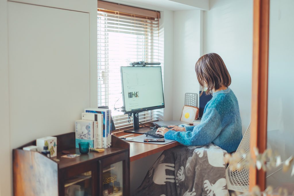 窓からの景色も開けていて開放感あるワークスペース。