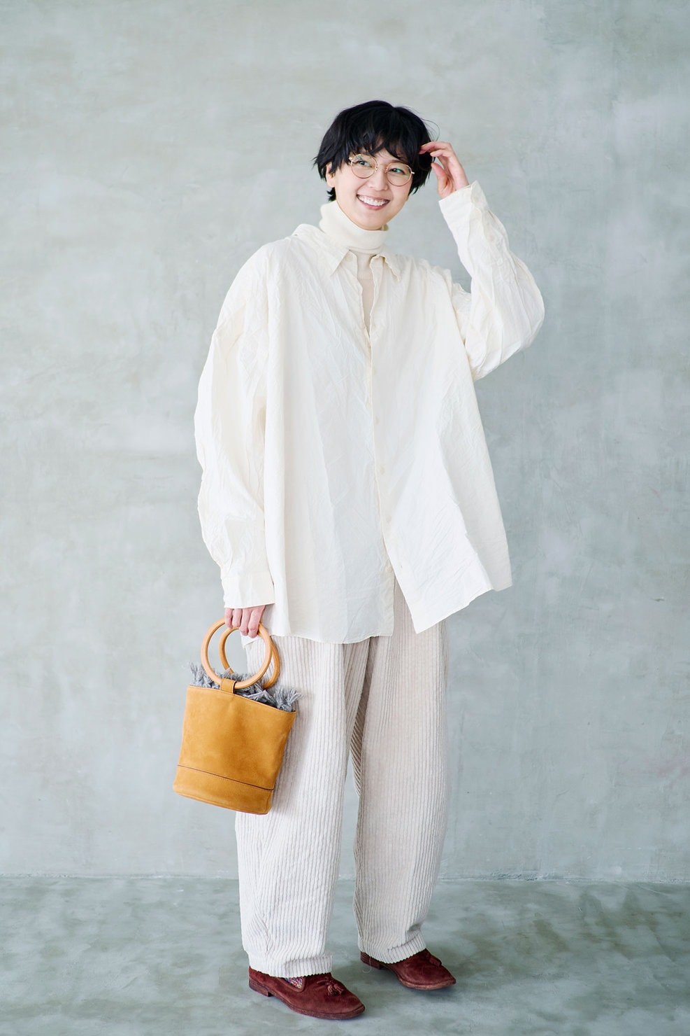 俳優・モデル 菊池亜希子さんの私服ファッションスナップ。軽やかな白のワントーンコーデを小物でクラシカルに