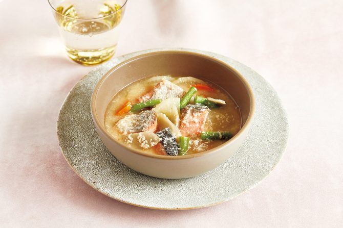 鮭と根菜の酒かすスープ