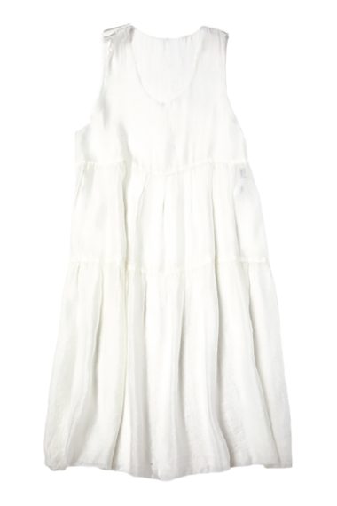 イノセントな佇まいの真っ白なドレス。 ワンピースはもちろん、デニムなどパンツに重ねても