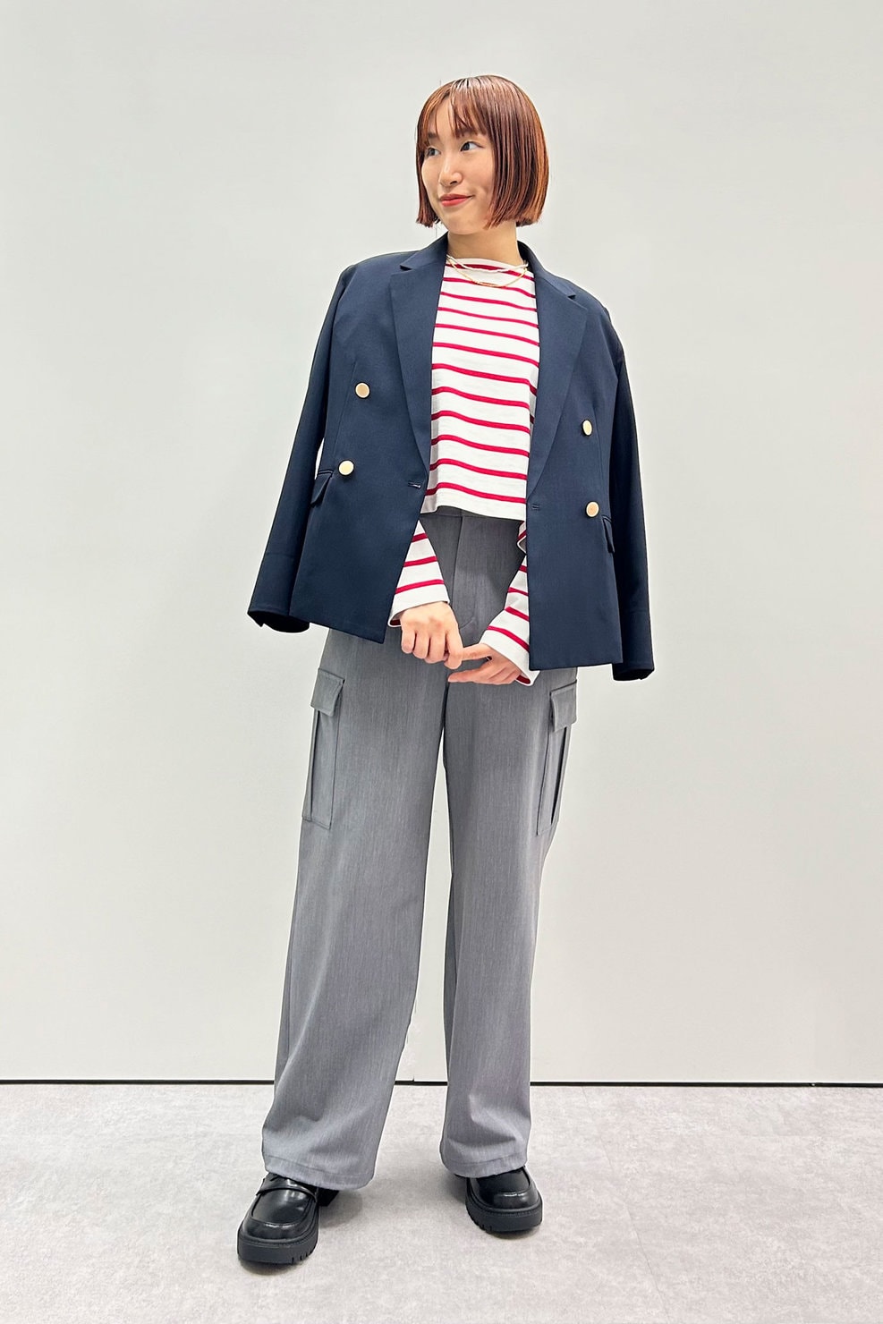 ロペピクニック プレス 柚木愛理さんの私服ファッションスナップ。赤ボーダーとパール風ネックレスでフレンチシックに