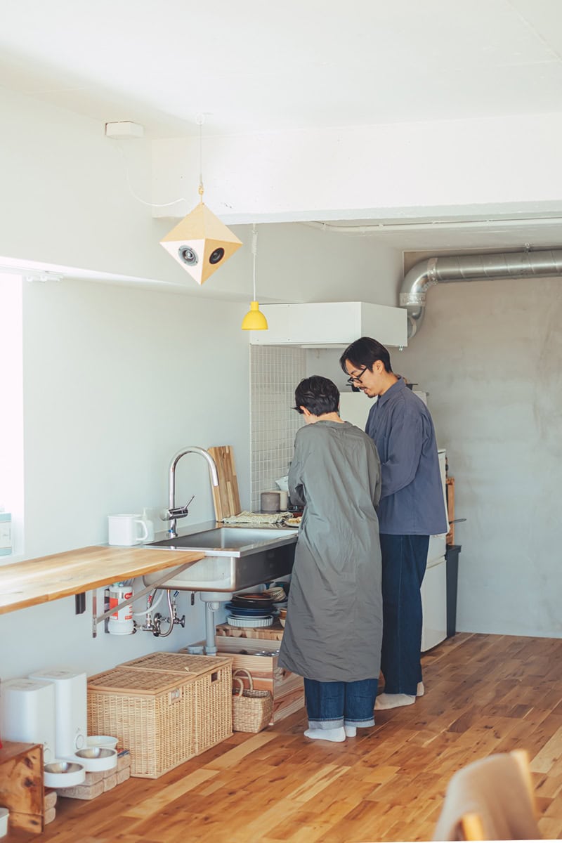 オープンなキッチンは二人でも作業しやすく。