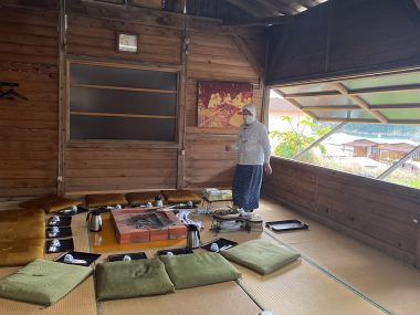 海女小屋で暖を取りながら、おやつを食べたり、食事をしたり雑談をしたりして過ごすそう