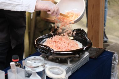 土鍋で炊いたごはんにかけ醤油をたらした「おかかごはん」