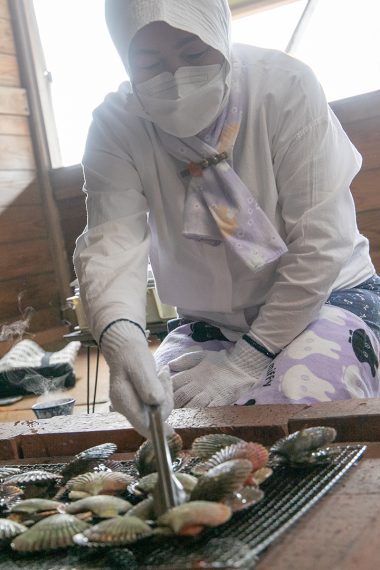 海女さんが最初に炭火で焼いてくれたのは、ヒオウギ貝