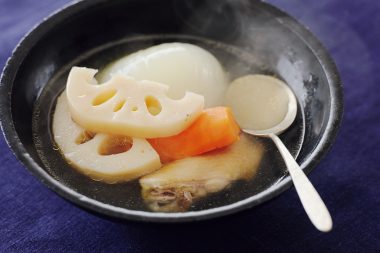 鶏手羽と根菜のスープ ウー・ウェンさんレシピ