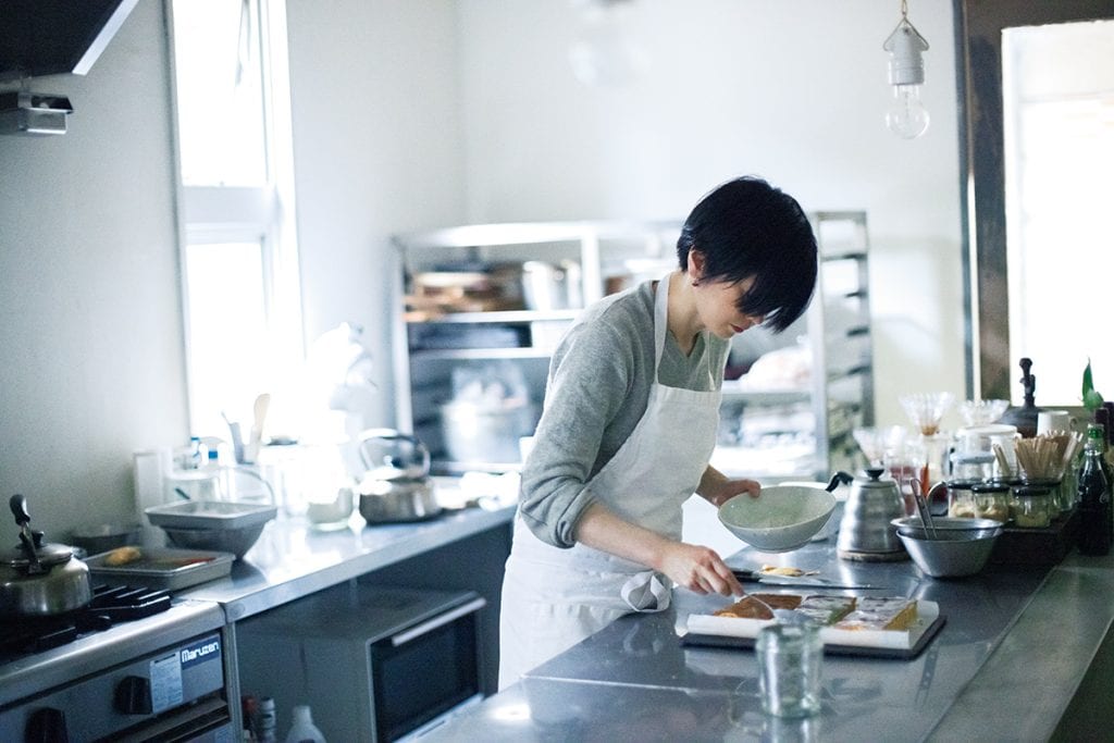 オープンなキッチンで、調理風景がすべて見渡せます。「扉をつけてペンキを塗っただけ」というシンプルな店内で、調理機器も最小限に。東向きの光が 窓から入ります。