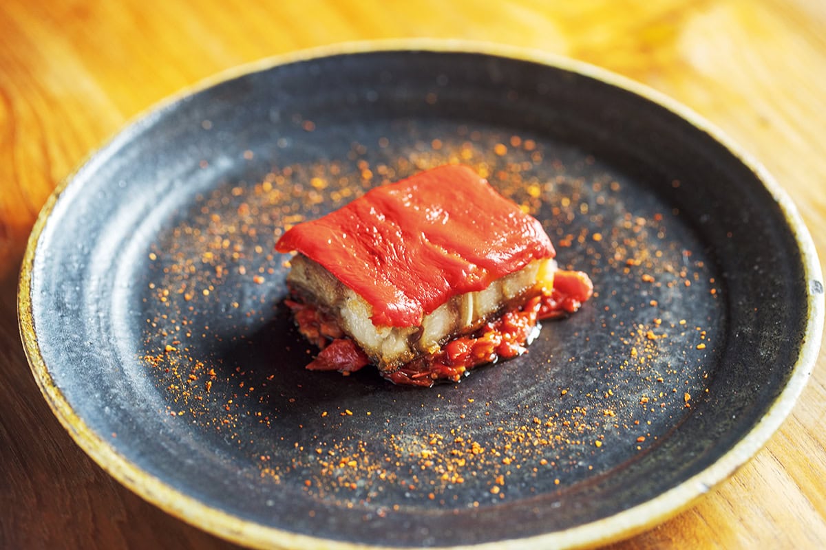 開店時からのメニュー「フロマージュ・ド・テッド」は豚の頭の煮凝りを焼き、赤ピーマン主体のソースを添えた一品