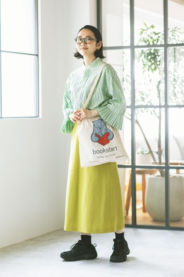 モデル/女優・麻絵さんさんの私服ファッションスナップ。古着やリメイクアイテムで遊び心を効かせたカラーコーデ!
