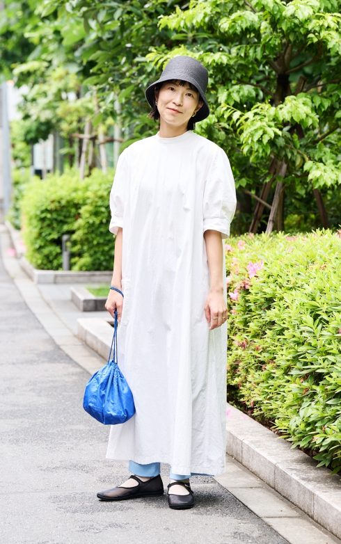 Zoff PR 福原恵子さんの私服ファッションスナップ。さわやかな白ワンピースの装いはブルーを効かせて涼しげに。