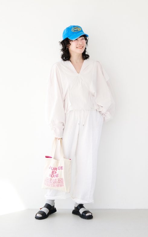 ヘア＆メイクアップアーティスト 高松由佳さんの私服ファッションスナップ。クリーンなオールホワイトコーデは小物で遊び心をプラス！