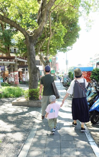 旧跡や廟が多く、生活市場もあり、さらには歓楽街だった残り香も感じられる。