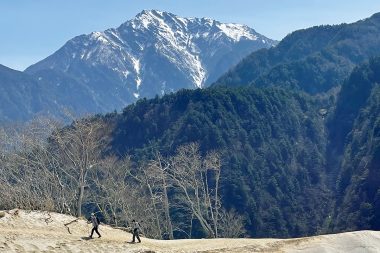 天空のビーチのような光景「日向山」（山梨県）