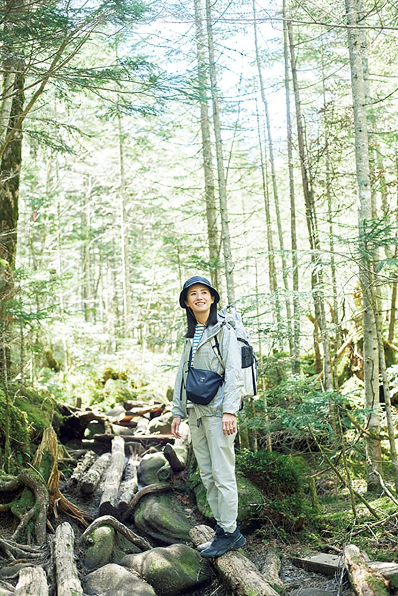 ちょっと本格的な山道を歩く