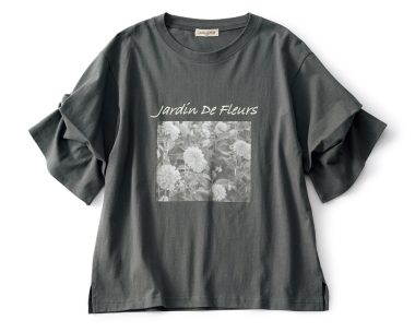 ダークトーンのTシャツもお花の転写プリントとレイヤード風のボリュームスリーブでかわいらしく。