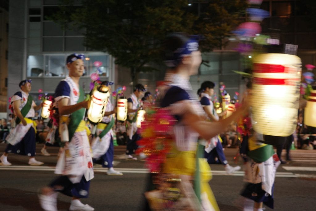 宿のスタッフも跳人として祭に参加。