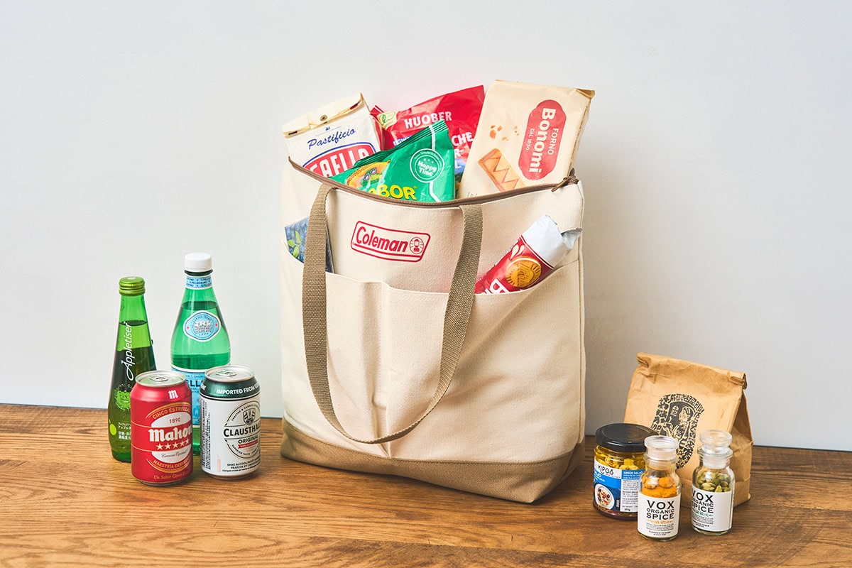【MonoMax 付録】コールマンのビッグトートは、収納力たっぷりなうえに、耐荷重10㎏なので急に荷物が増えた日にも重宝します。外側に付いた大きめのポケットも便利。