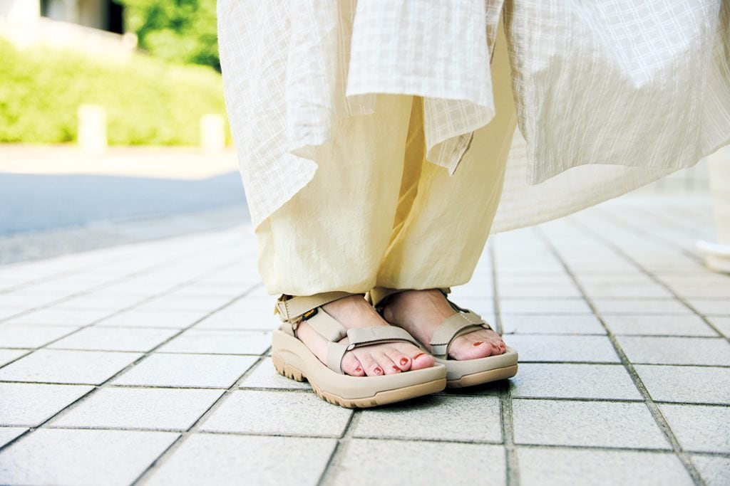 Tevaのサンダル｜夏の終わりもまだまだ頼れる、ナチュラルな色合いで抜け感をプラス 【大人女子の足もとおしゃれ】