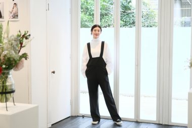 女優のともさかりえさんのファッションブランド・マイ ウィークネスのサロペットを着用 Emma Salopette ¥33,000 、Ella Knit ¥29,700