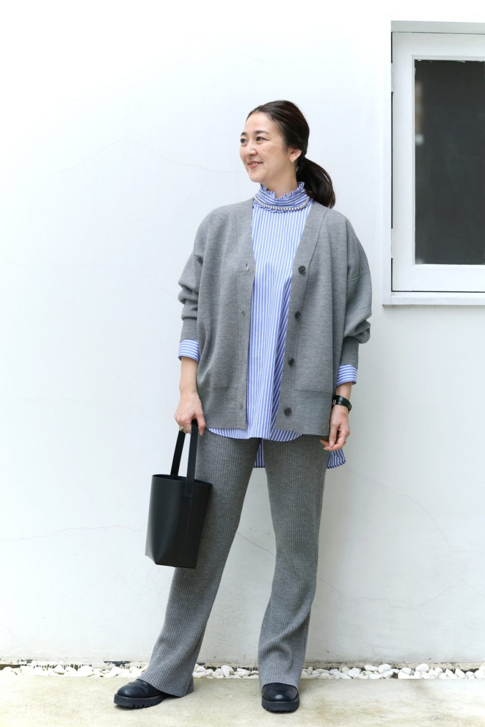 マイ ウィークネスのニットセットアップ Shaun Shirt ¥26,400、Rowan Cardigan ¥29,700、River Pants ¥26,400