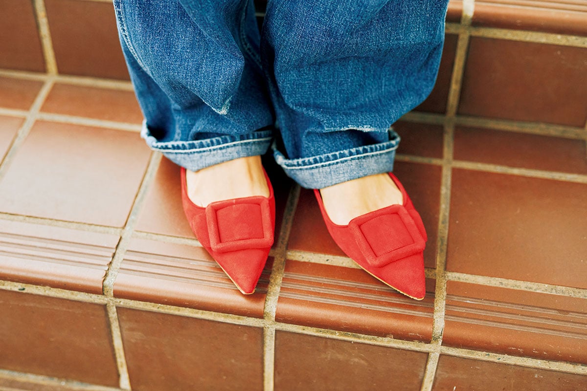 マノロ・ブラニクのミュール｜大人の赤を効かせてラフすぎない装いに