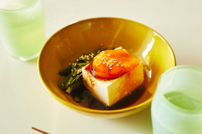 長谷川あかりさんレシピ： 卵黄とニラのピリ辛醤油漬け〈冷奴のせ〉