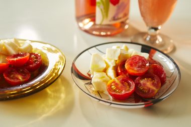 長谷川あかりさんレシピ：モッツァレラとミニトマトの昆布締めサラダ