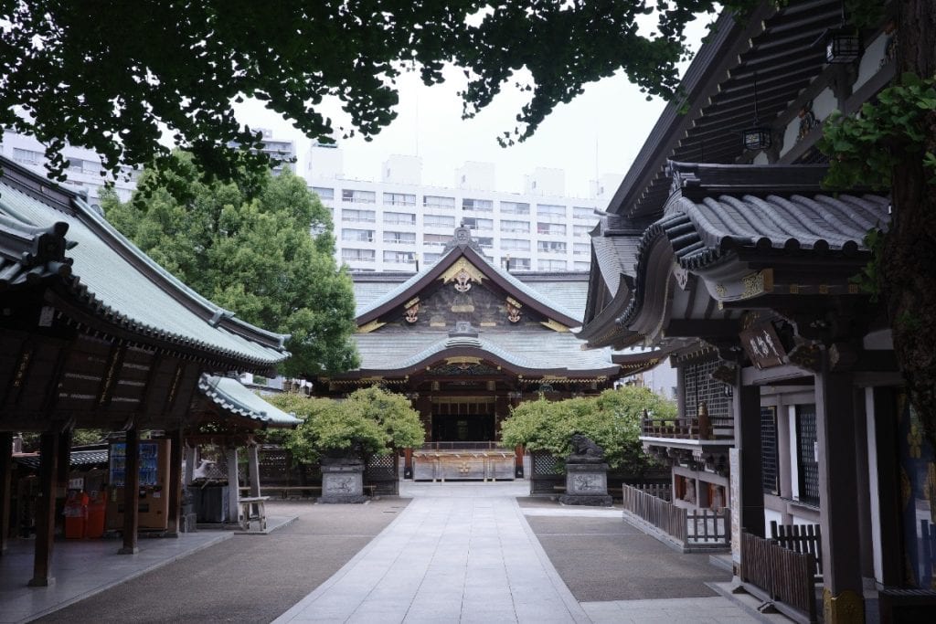 湯島天満宮は、学問の神様・菅原道真を祭神に祀り、受験シーズンになると多くの参拝客が合格祈願に訪れる場所です。