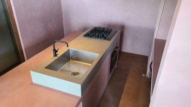 【VILLA （ヴィラ）】キッチン。コンロにオーブン、広い作業台に大きなシンクと、キャンプ場では難しいような凝った料理も作れます。