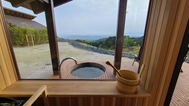 【COTTAGE（コテージ）】サウナからの眺望。こちらも視線が気にならない位置にあります。