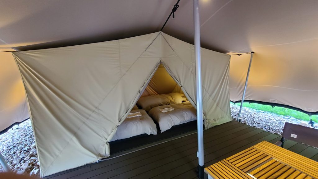 【TENT（テント）】寝室の入口は幕が2重になっています。