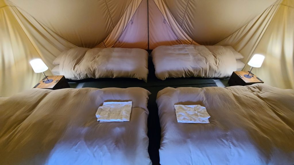 【TENT（テント）】寝室内部。ふかふかでホテルのような気持ちよさ。