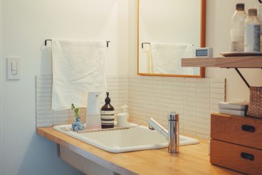白いタイルが綺麗に貼られています