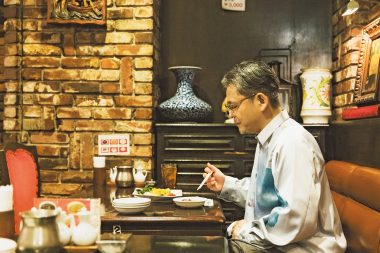 麻生要一郎さんインタビュー『僕が食べてきた思い出、忘れられない味 私的名店案内22』