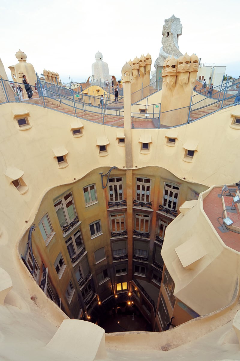 【Casa Milà カサ・ミラ】各フロアに光が届くよう、大きな吹き抜けが造られています。