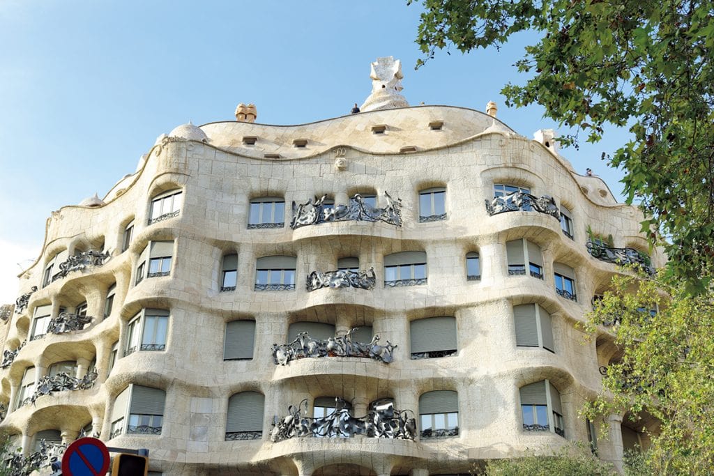 【Casa Milà カサ・ミラ】グラシア通りでひと際目を引く建物