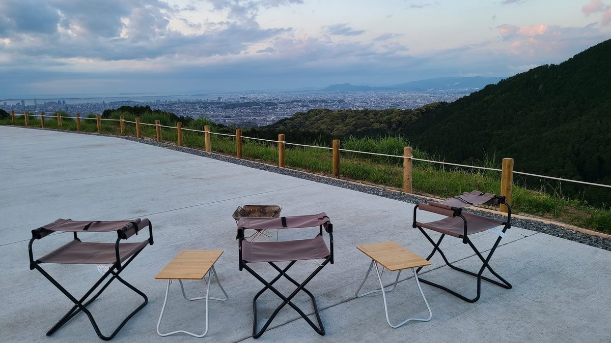 YAKEI SUITEには、夕食後に焚き火をしながらお酒と夜景を楽しめるという夢のようなエリア「焚き火ラウンジ」があります。