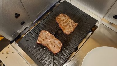 牛ロース肉は「雪峰苑」で焼きます。