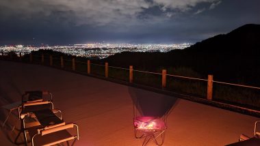 圧巻の夜景。「焚き火をしながら夜景を見られるキャンプ場」は、日本中でそう多くはないはずです。