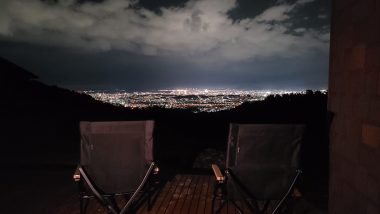 COTTAGEのアウトドアリビングからの夜景。