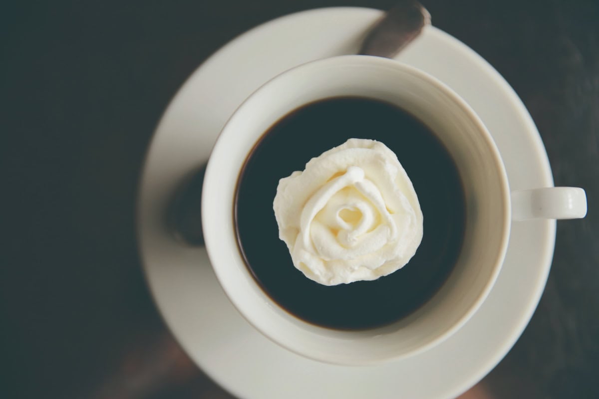 薔薇のコーヒーゼリーの作り方】 カップに浮かんだクリームの白薔薇が