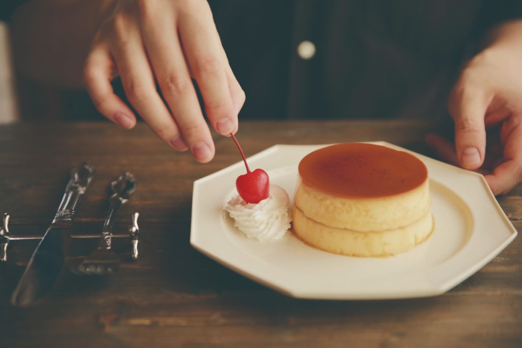 ホットケーキ風プリンの作り方のポイント　焼き上がったら少し揺らしてみて、プリンが波打たなければOK　レシピ・空想喫茶トラノコクさん