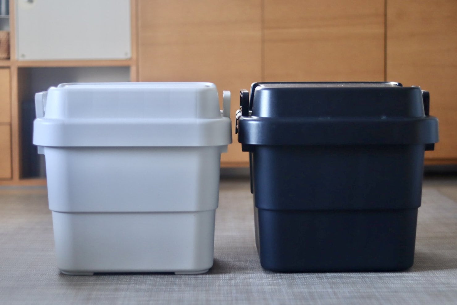 無印良品 再生ポリプロピレン入り 頑丈収納ボックス ホワイトグレーとダークグレーの2色展開